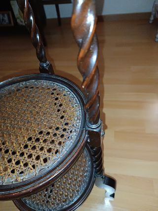 Camarera Antigua estanteria