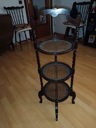 Camarera Antigua estanteria