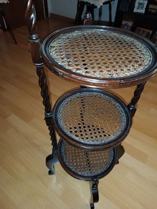 Camarera Antigua estanteria