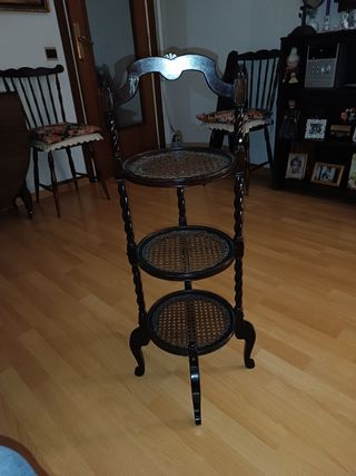 Camarera Antigua estanteria