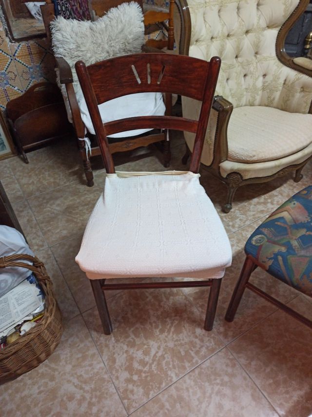 Oferta 2 Sillas madera, resistentes,x 5€