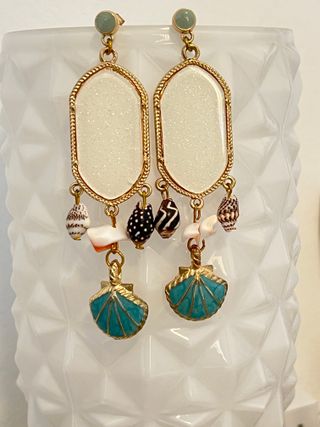 Pendientes largos de conchas, dorado y turquesa