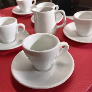 Tazzine  caffè con piattino  e lattiera