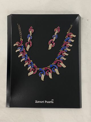 Conjunto de collar y pendientes de brillantitos