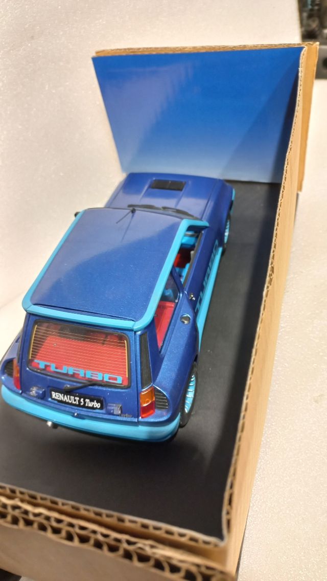 Renault r5 1/18 azul universal hobbies