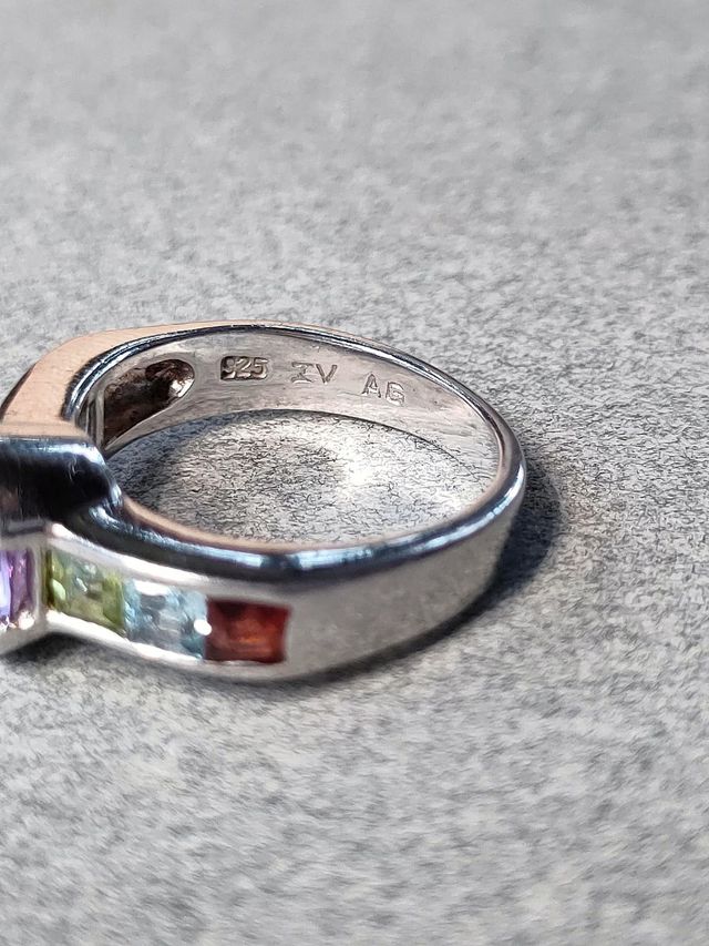 Anello in argento con ametista e altre pietre