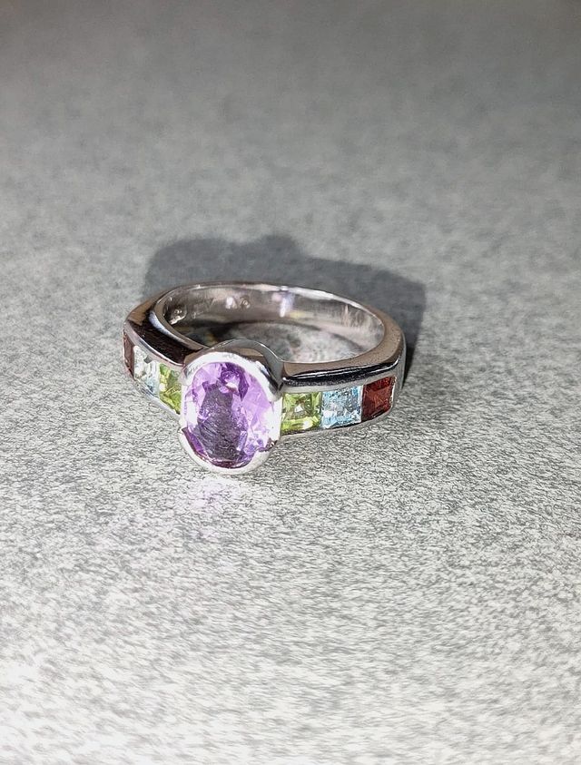 Anello in argento con ametista e altre pietre