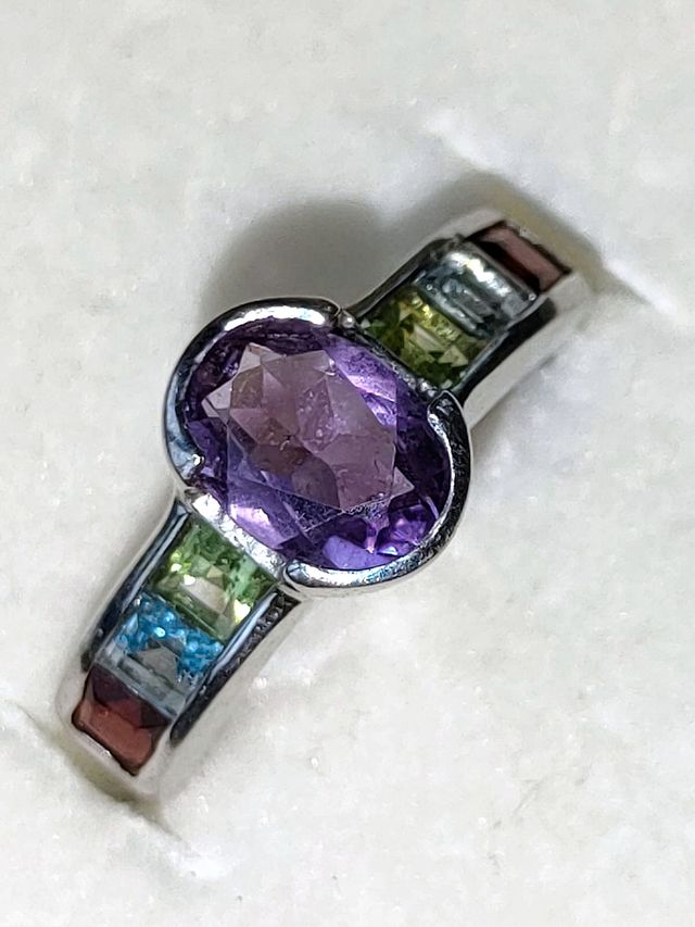 Anello in argento con ametista e altre pietre