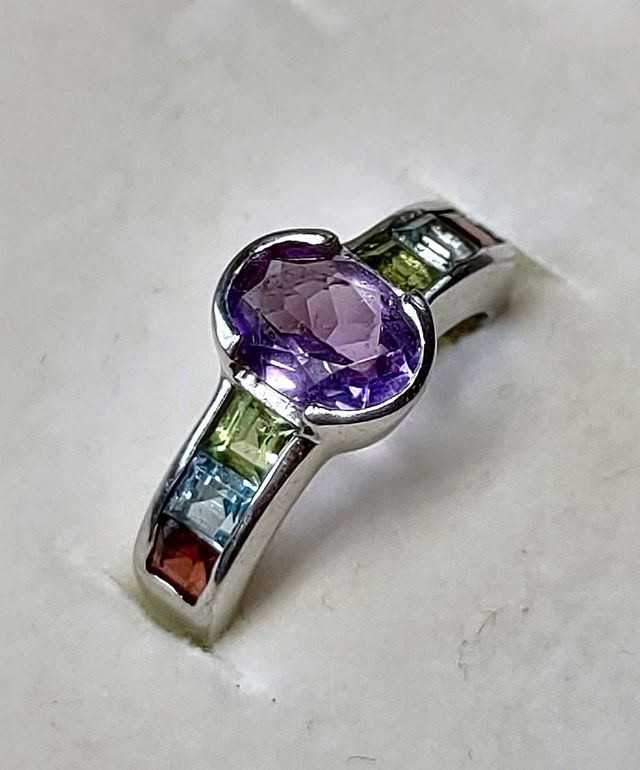 Anello in argento con ametista e altre pietre