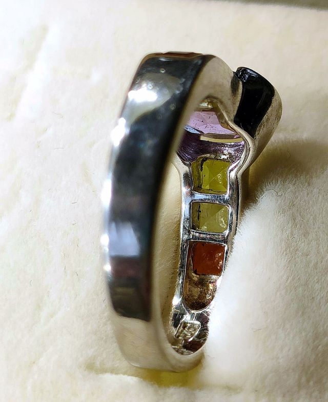 Anello in argento con ametista e altre pietre