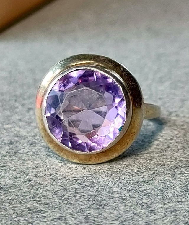 Antico anello fatto a mano con grossa ametista