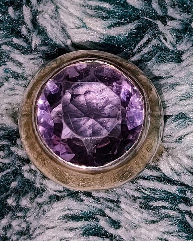 Antico anello fatto a mano con grossa ametista