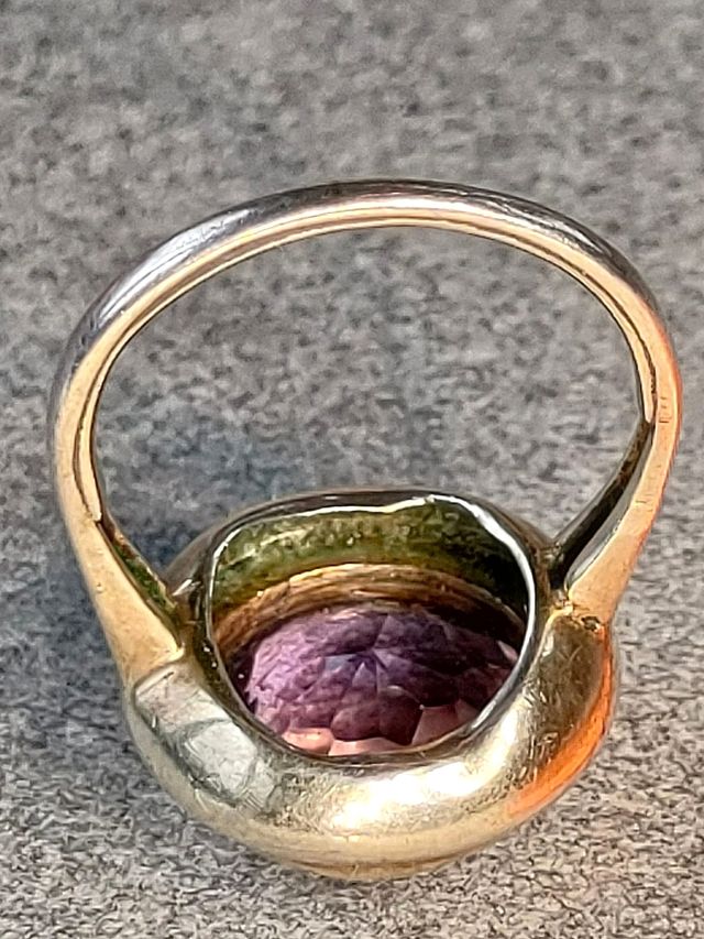 Antico anello fatto a mano con grossa ametista