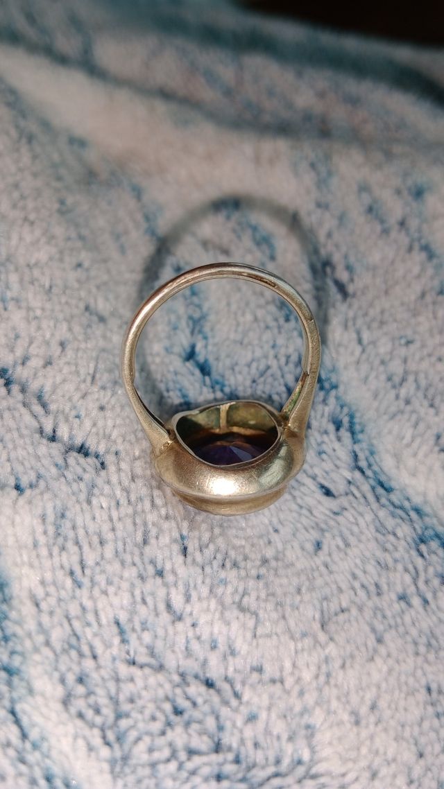 Antico anello fatto a mano con grossa ametista