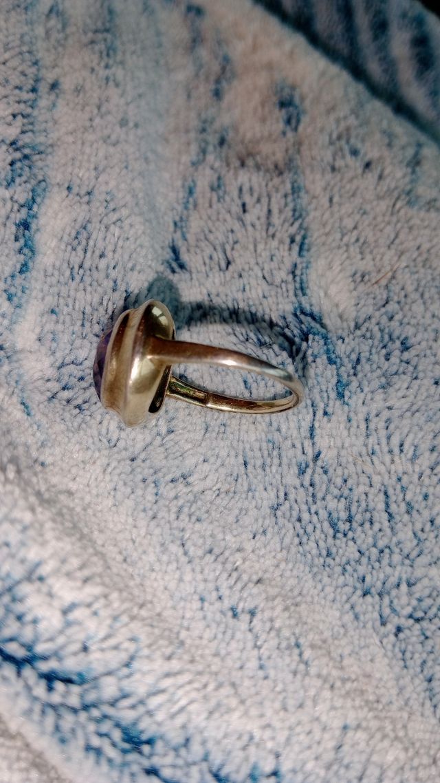 Antico anello fatto a mano con grossa ametista