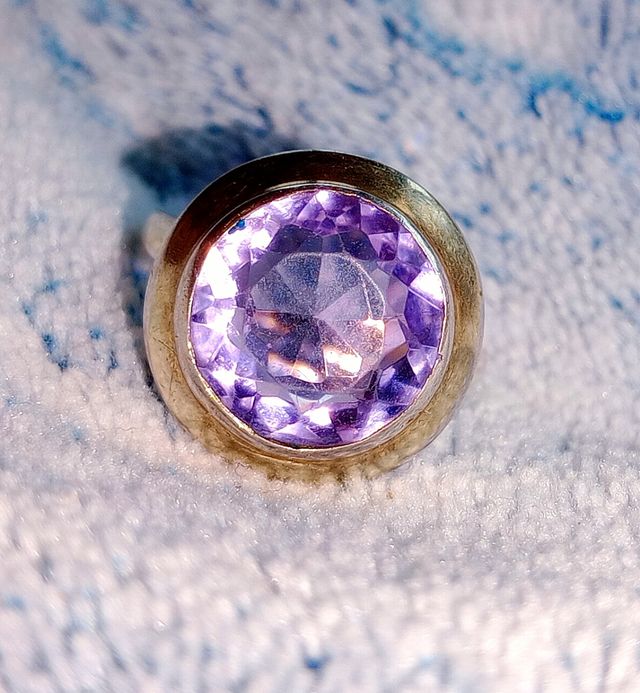 Antico anello fatto a mano con grossa ametista