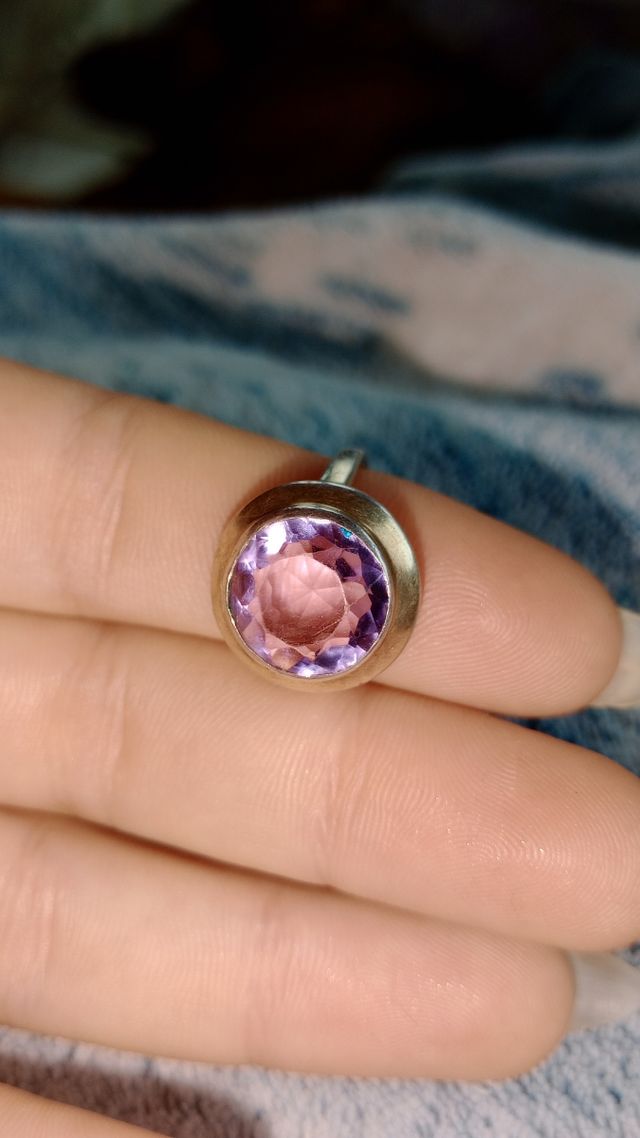 Antico anello fatto a mano con grossa ametista