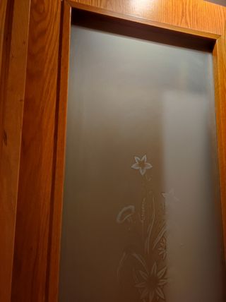 Puerta de roble con cristal