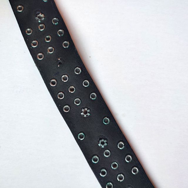 Cinturón negro con remaches, años 90