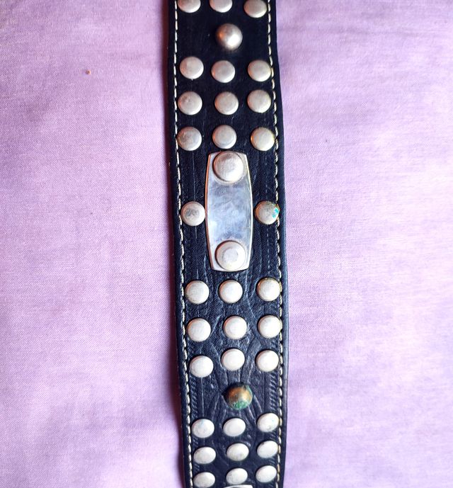 Cinturón negro con remaches, años 90