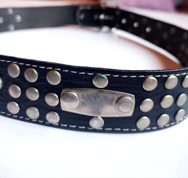 Cinturón negro con remaches, años 90