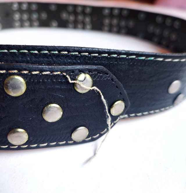 Cinturón negro con remaches, años 90