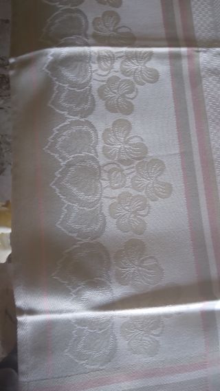 Centrotavola tessile con motivi floreal