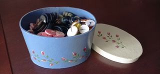 Caja con botones antiguos