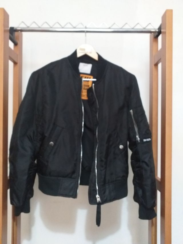 Bomber negra bershka 