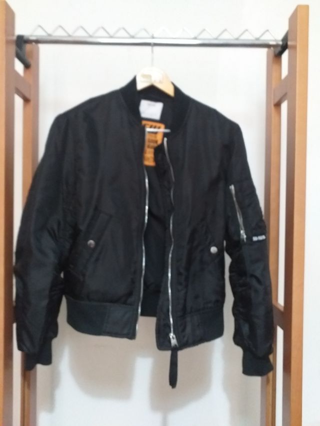 Bomber negra bershka 