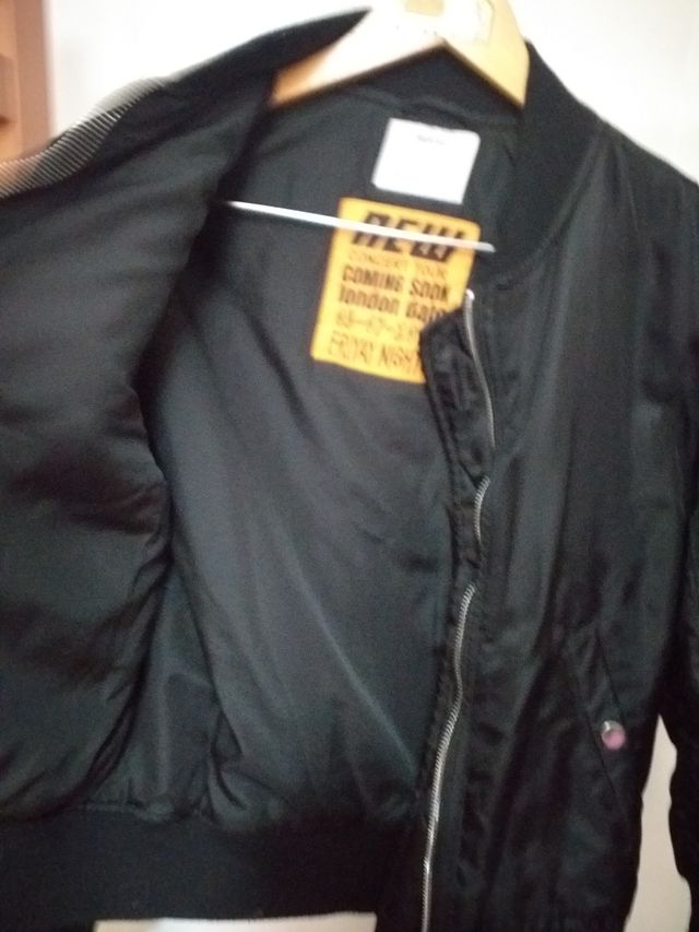Bomber negra bershka 