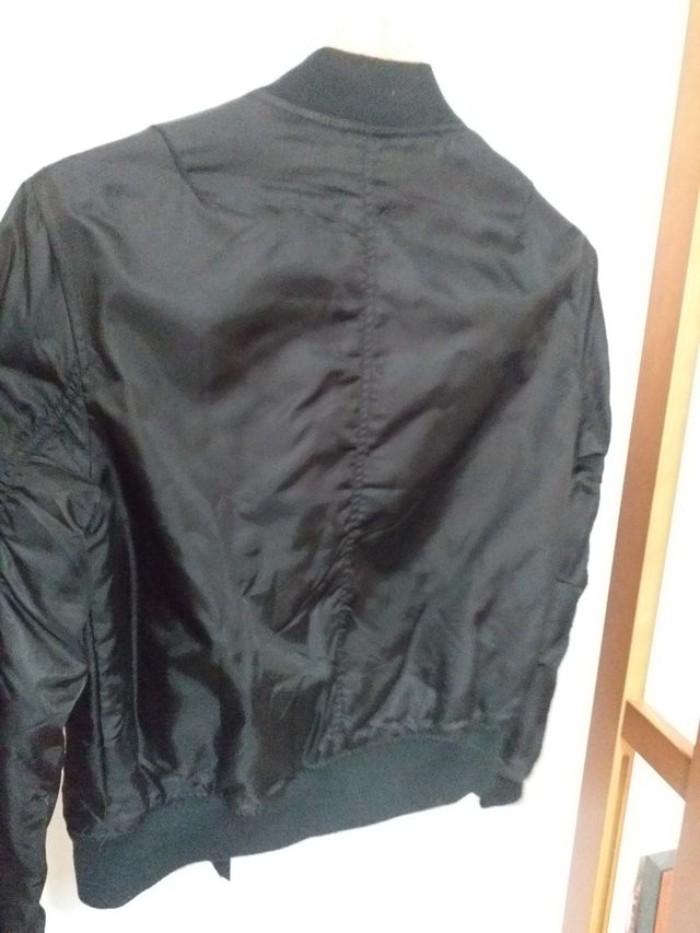 Bomber negra bershka 