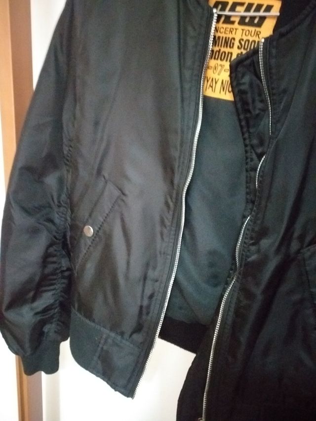 Bomber negra bershka 