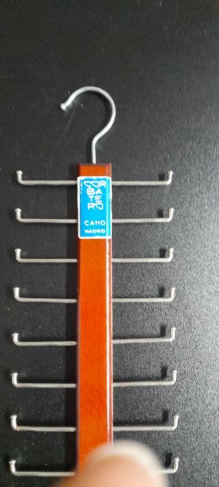 Colgador de madera para corbatas y cinturones