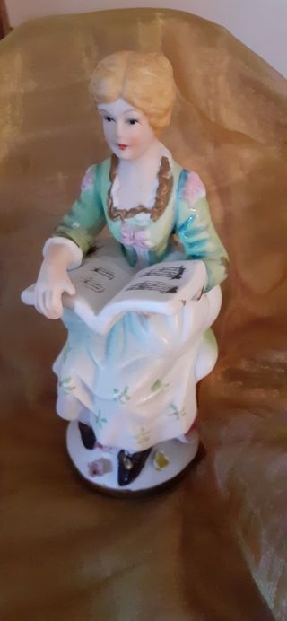 Statuetta in porcellana