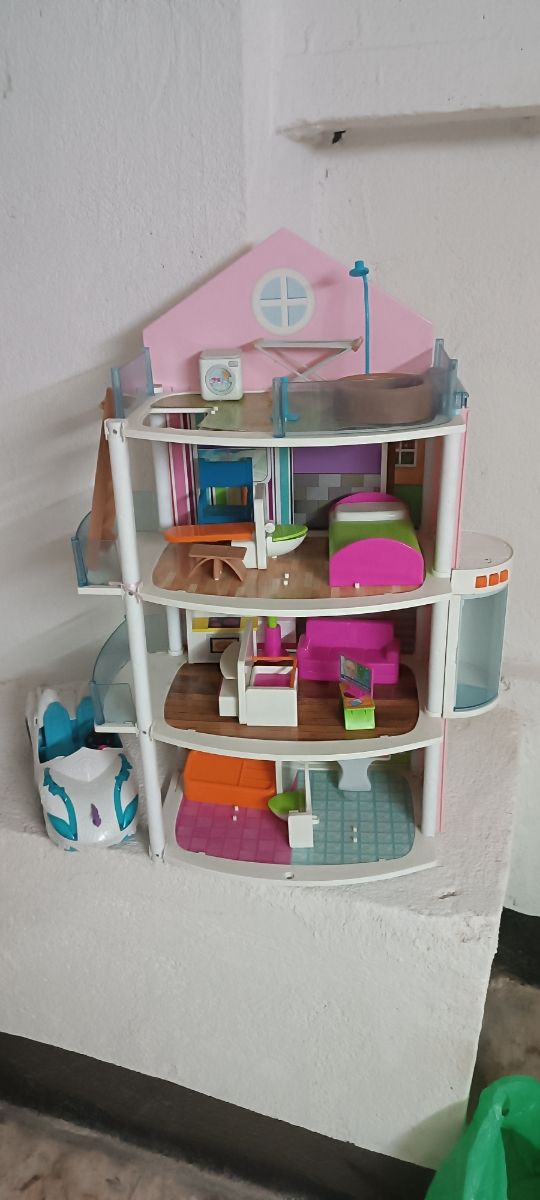 Edificio loco barriguitas coche, barriguita y caja