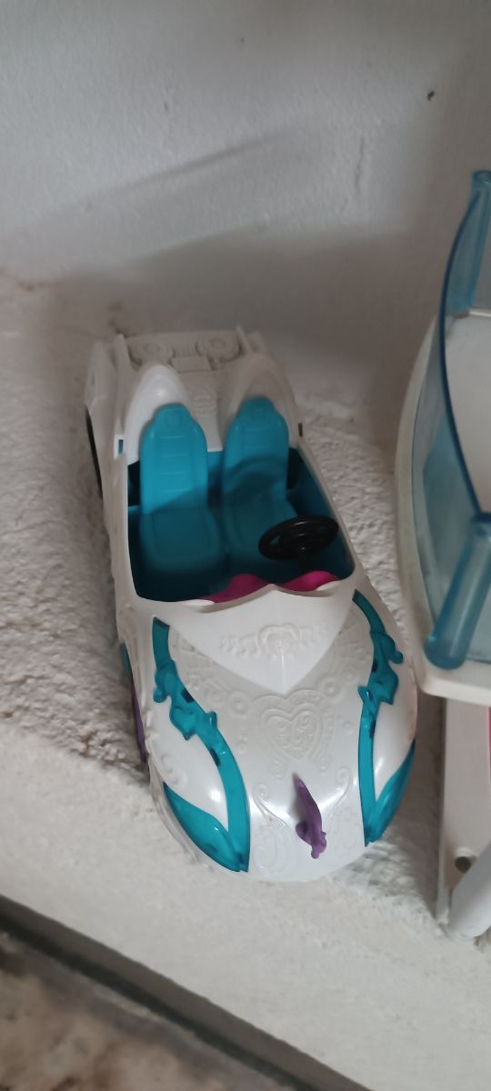 Edificio loco barriguitas coche, barriguita y caja