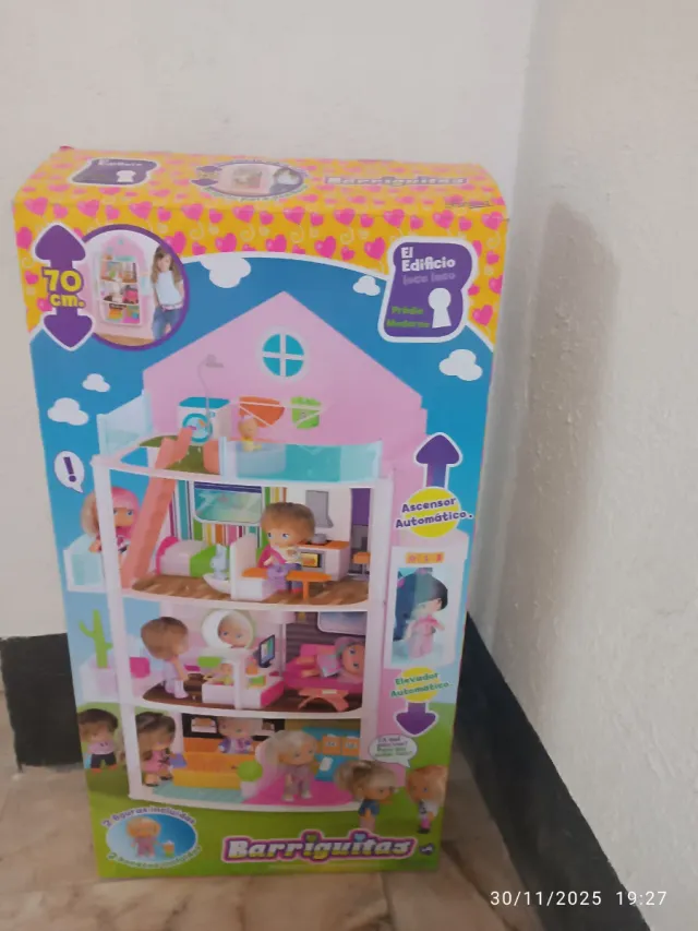 Edificio loco barriguitas coche, barriguita y caja