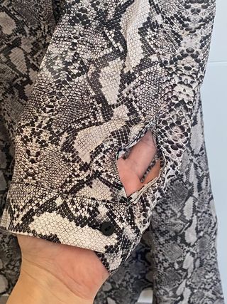 vestido camisero corto serpiente gris Zara