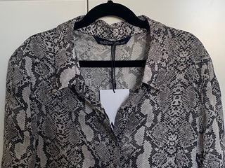 vestido camisero corto serpiente gris Zara