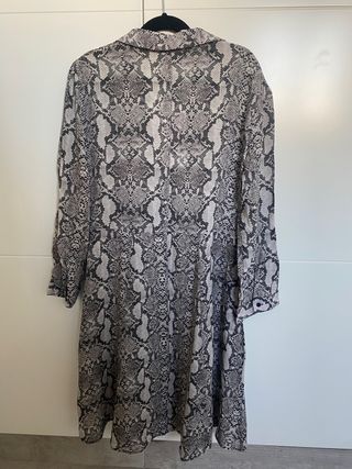 vestido camisero corto serpiente gris Zara