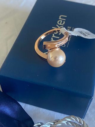 Anillo color oro rosa con perla