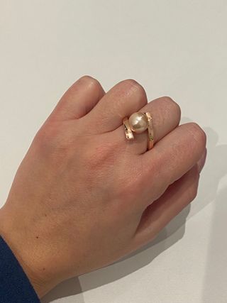 Anillo color oro rosa con perla
