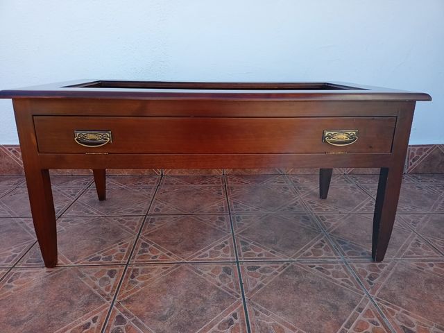Mesa baja de madera.