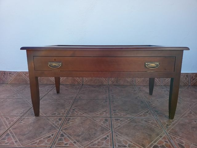 Mesa baja de madera.