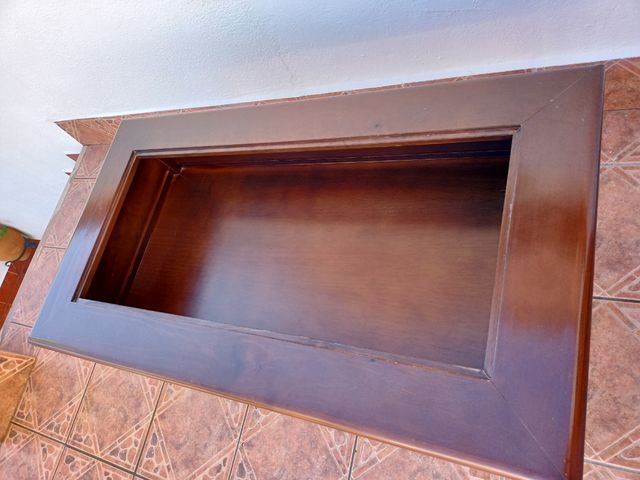 Mesa baja de madera.