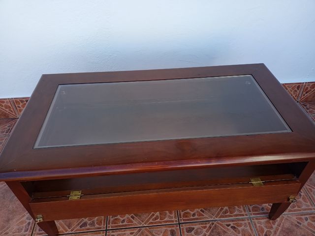 Mesa baja de madera.