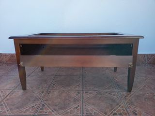 Mesa baja de madera.