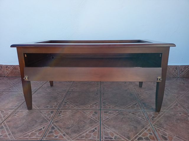 Mesa baja de madera.