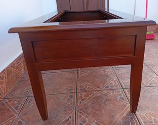 Mesa baja de madera.